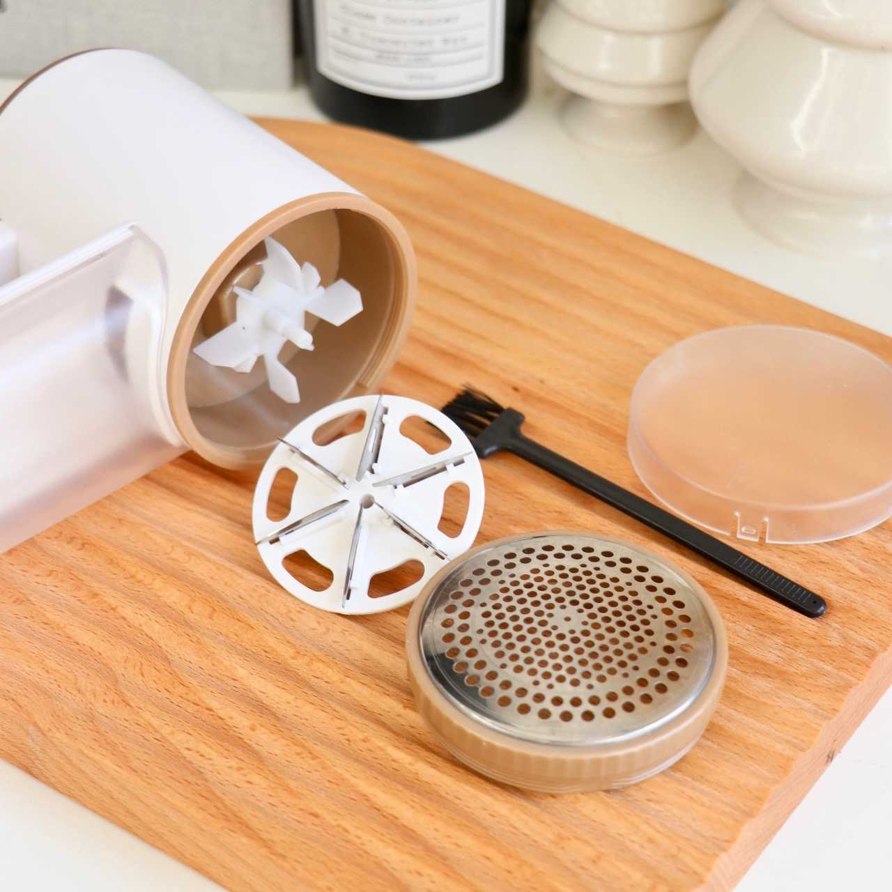 Aparat electric pentru indepartarea scamelor, Lucmark, Model B7, Acumulator, Portabil, Baterie 2000 mAh, 6000-8000 rot/min, Alb-Aur roz