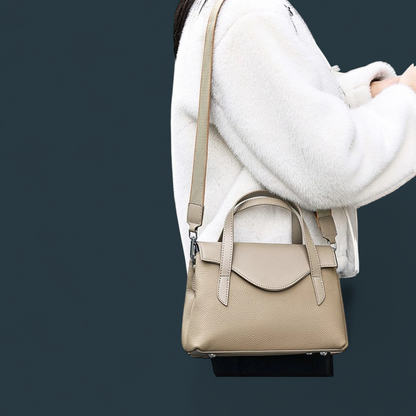 Geanta dama din piele naturala, Lucmark, compartimentare eficienta, design elegant, versatila, curele reglabile si detasabile, dimensiuni 25.5 x 11 x 17 cm, culoare – cafea cu lapte