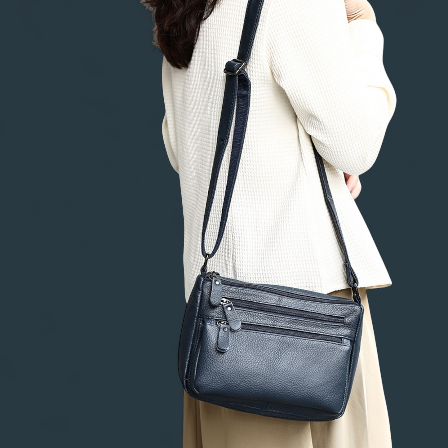 Geanta dama din piele naturala, Lucmark, design practic, compartimentare eficienta, curea reglabila, dimensiuni 24 x 10 x 18 cm, albastru