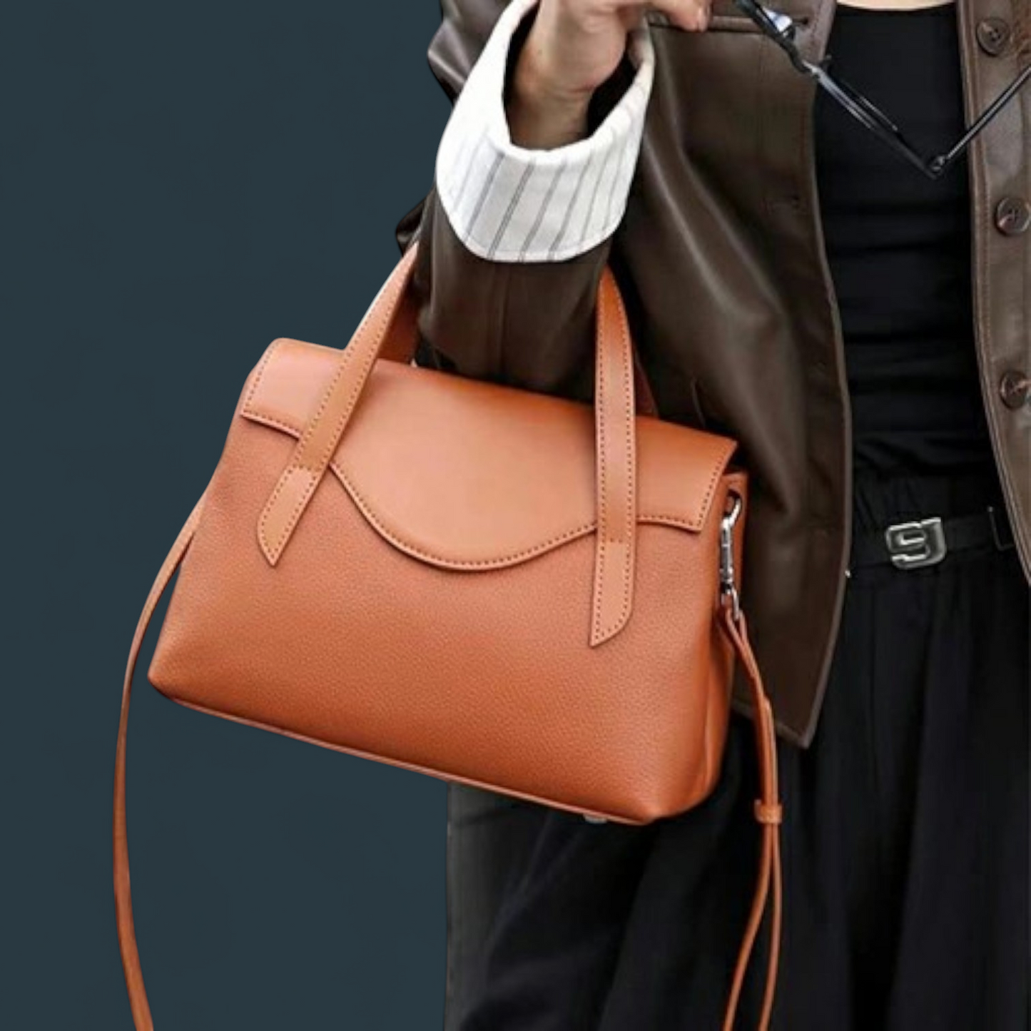 Geanta dama din piele naturala, Lucmark, compartimentare eficienta, design elegant, versatila, curele reglabile si detasabile, dimensiuni 25.5 x 11 x 17 cm, culoare – Maro