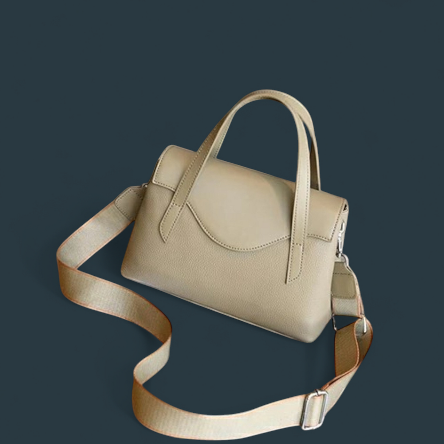 Geanta dama din piele naturala, Lucmark, compartimentare eficienta, design elegant, versatila, curele reglabile si detasabile, dimensiuni 25.5 x 11 x 17 cm, culoare – cafea cu lapte