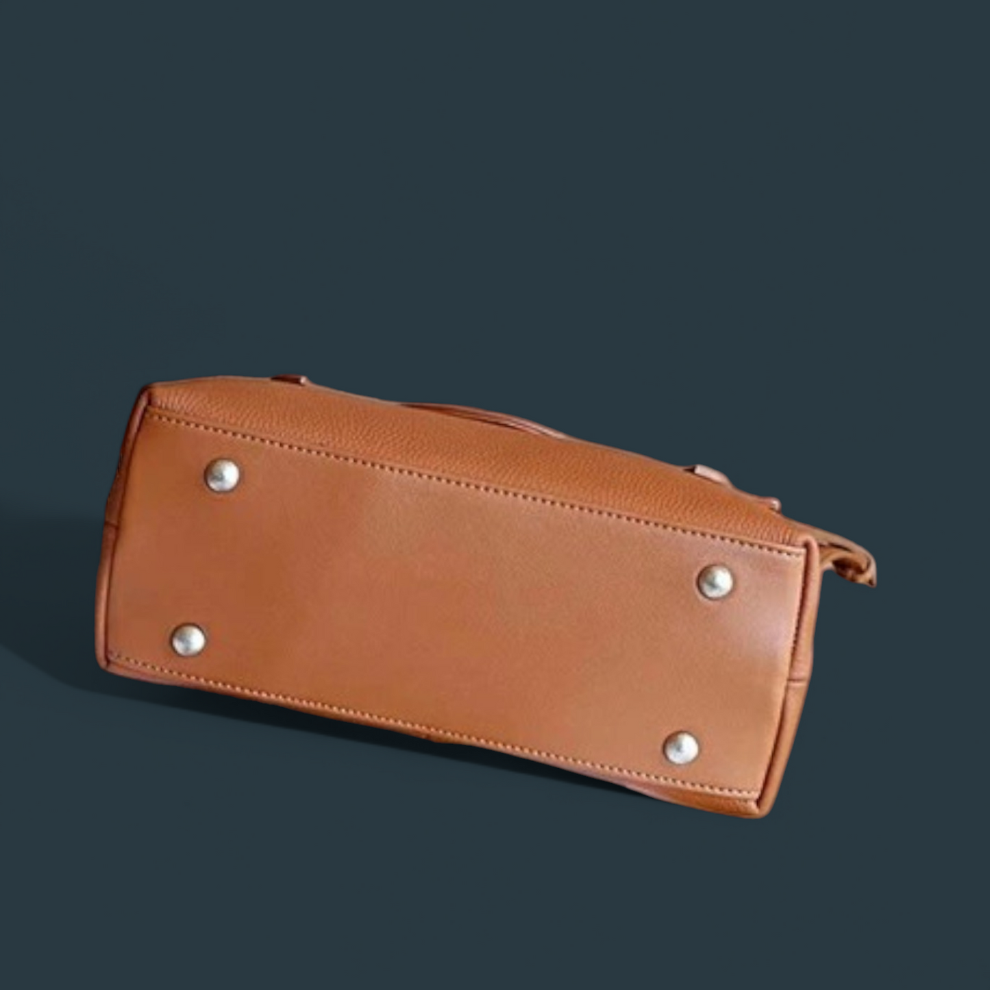 Geanta dama din piele naturala, Lucmark, compartimentare eficienta, design elegant, versatila, curele reglabile si detasabile, dimensiuni 25.5 x 11 x 17 cm, culoare – Maro