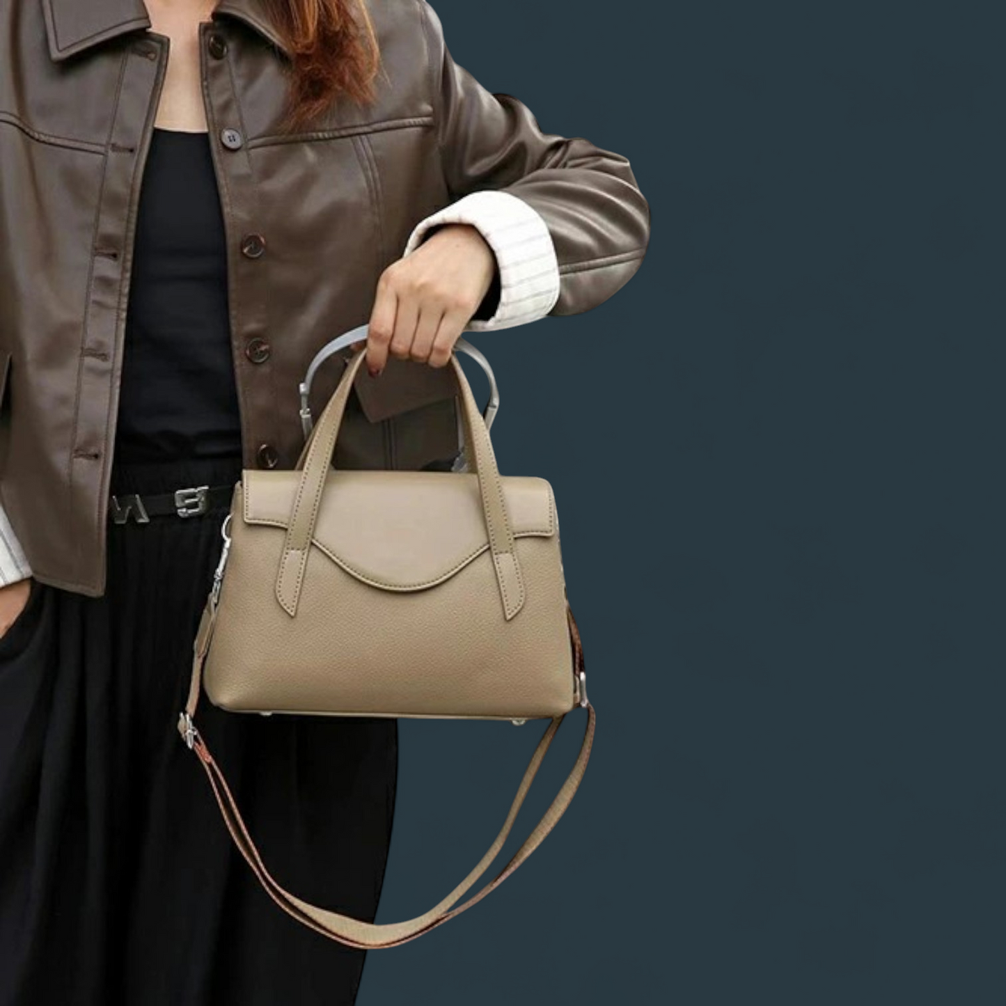 Geanta dama din piele naturala, Lucmark, compartimentare eficienta, design elegant, versatila, curele reglabile si detasabile, dimensiuni 25.5 x 11 x 17 cm, culoare – cafea cu lapte